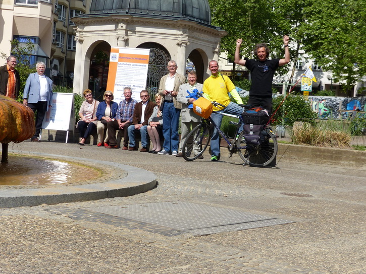 Treffen der Friedensfahrer am Wiesbadener Kochbrunnen